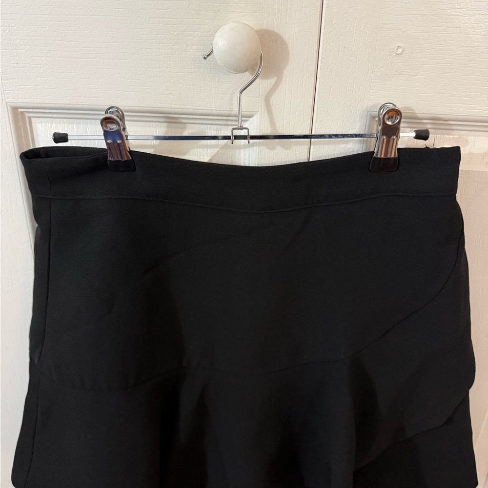 DO + BE black skort